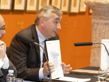 El director de Funcas, Carlos Oca&ntilde;a, durante la presentaci&oacute;n en Zaragoza del informe. 