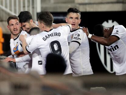 Los jugadores del Valencia celebran el primer gol marcado al Celta este sábado en Mestalla.