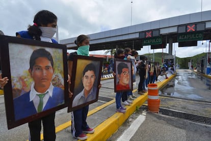 Familiares de los 43 protestan en un peaje de Guerrero.