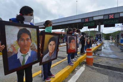 Familiares de los 43 protestan en un peaje de Guerrero. 