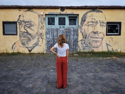 Una mujer observa un mural en la isla de São Miguel, en el archipiélago de las Azores.