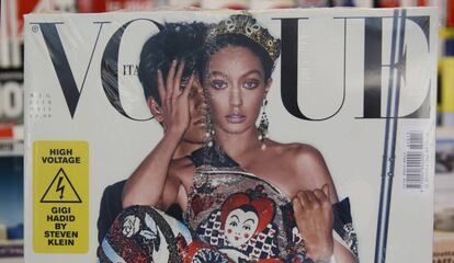 La portada de Vogue Italia en un kiosko.