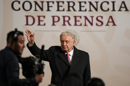 El presidente Andrés Manuel López Obrador saluda durante su última conferencia de prensa matutina, en el Palacio Nacional en la Ciudad de México, el lunes 30 de septiembre de 2024. Las 'Mañaneras' de López Obrador sumaron más de 2.500 horas durante los seis años de su mandato.