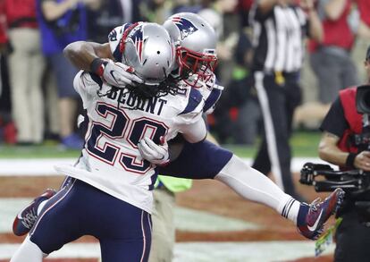 James White (d) celebra con LeGarrette Blount (i) tras ganar a los Atlanta Falcons