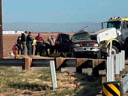 Escena del accidente múltiple en El Centro, California, donde al menos 14 personas han fallecido este martes.