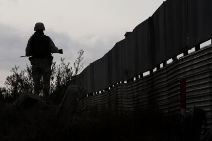 "Es una especie de ocaso en todos los sentidos", explica el autor. En la imagen, un soldado resguarda los alrededores donde fue encontrado un narcotúnel que conectaba con los Estados Unidos.