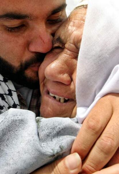 Un palestino liberado por Israel es abrazado por un familiar.