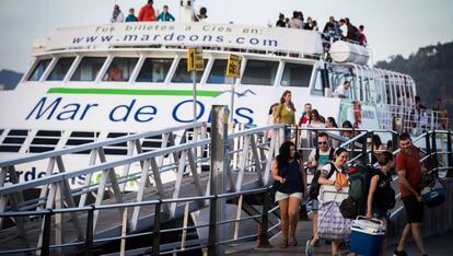 Barco que enlaza Vigo y las islas C&iacute;es.