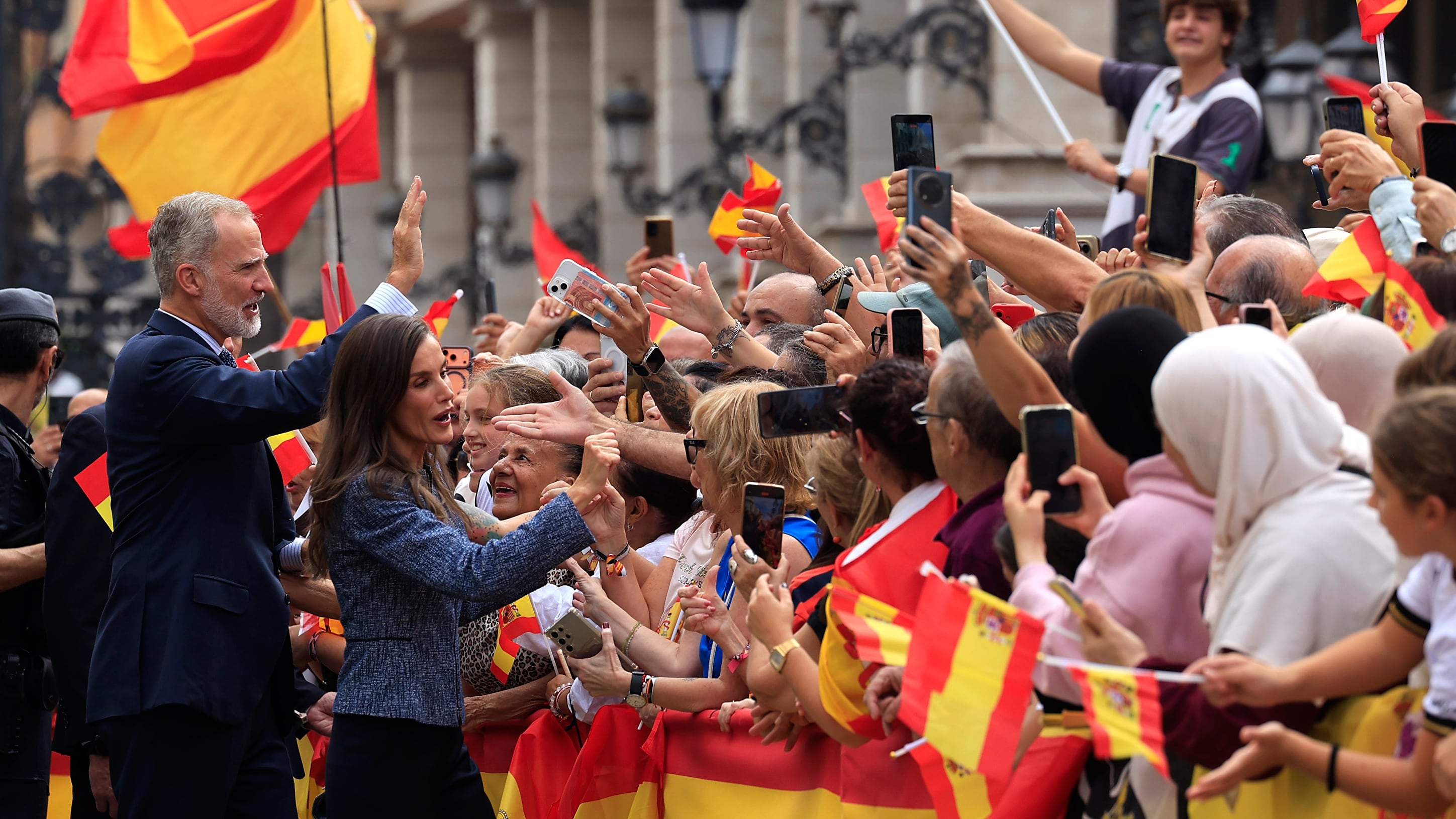 Miles de personas reciben con entusiasmo a los Reyes en Ceuta: “Hoy toda España es caballa”