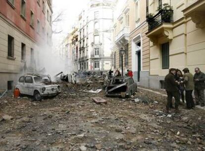 Rodaje de la película <i>Balada triste de trompeta,</i> de Álex de la Iglesia, en el barrio de Chamberí, en Madrid.