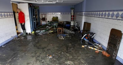 Un vecino de La Línea, este martes en su casa tras el paso del temporal.