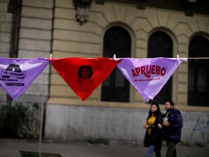 Pañuelos con la opción del "apruebo" muestran el apoyo a la propuesta de constitución chilena en una calle de Santiago.
