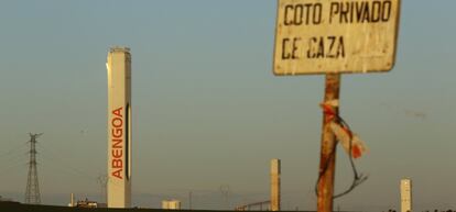 Una torre de Abengoa de una de sus plantas solares.