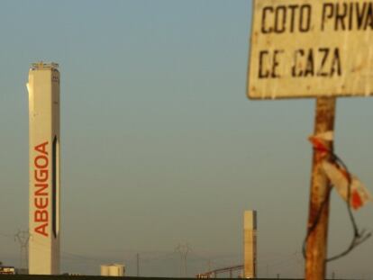 Una torre de Abengoa de una de sus plantas solares.