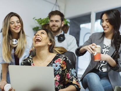 Están en auge las formaciones que usan el sentido del humor para impactar en los equipos.