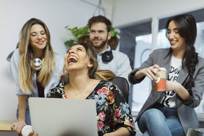 Están en auge las formaciones que usan el sentido del humor para impactar en los equipos.