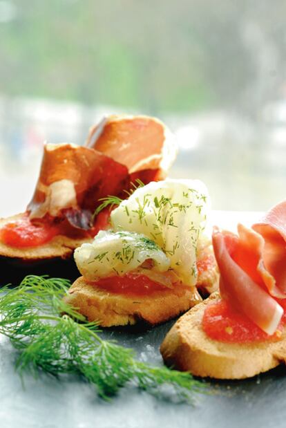 Tostas de jamón, cecina y bacalao marinado.