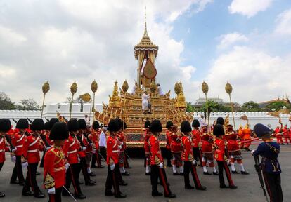 Miembros de la Guardia Real marchan junto a la urna real durante una ceremonia funeraria del rey Bhumibol Adulyadej, en Bangkok, Tailandia.