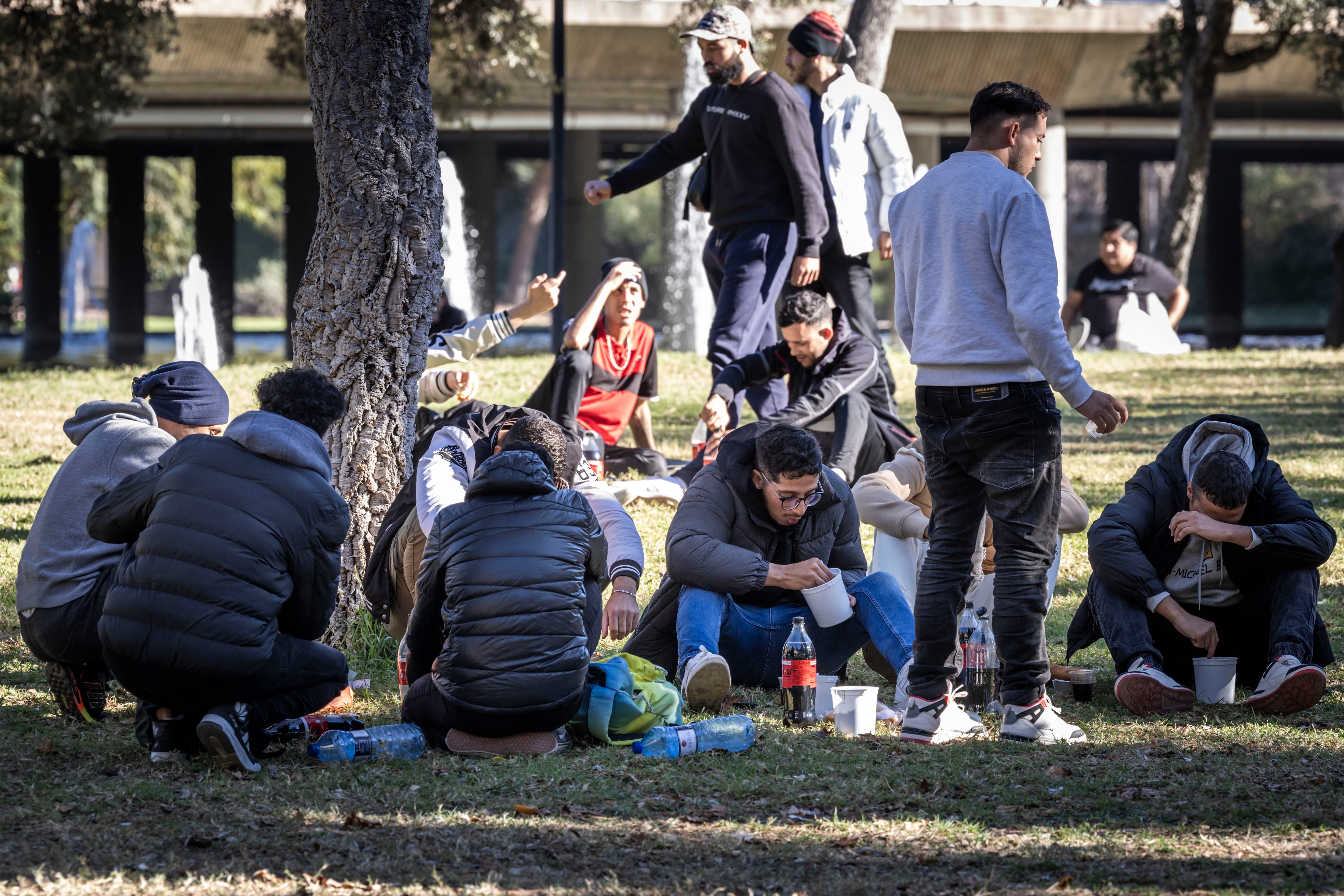 Reparto de comida a personas sin hogar en el Jardín de El Turia de Valencia, en una imagen de 2023.