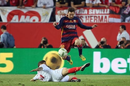 Ever Banega intenta quitar el balón al jugador del Barcelona, Lionel Messi.