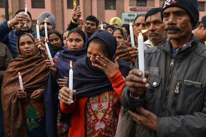 Familiares de las víctimas de un accidente de tren durante la festividad de Dusshera, en octubre de 2018, rinden homenaje a los fallecidos y reclaman los empleos prometidos por el Gobierno estatal, en Amritsar, India.