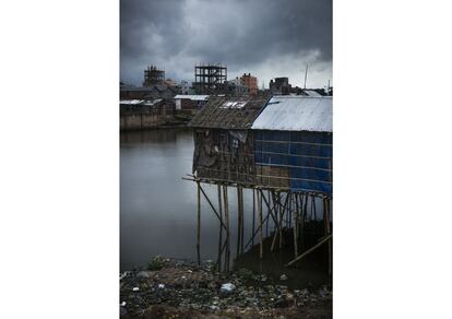 Con 200.000 habitantes, Korail es uno de los 'slums' (barrio de infraviviendas) más grandes de Dacca, capital de Bangladesh. En sus calles laberínticas de barro y basura se levantan miles de casas de apenas 10 metros cuadrados para familias enteras. La pobreza extrema es la situación generalizada de quienes allí residen. Son los más miserables de un país donde el 40% de la población vive con menos de 1,25 dólares al día.