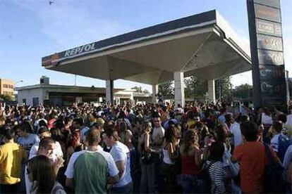 Cientos de jóvenes celebran un <i>botellón</i> el pasado jueves cerca de una gasolinera en Sevilla.