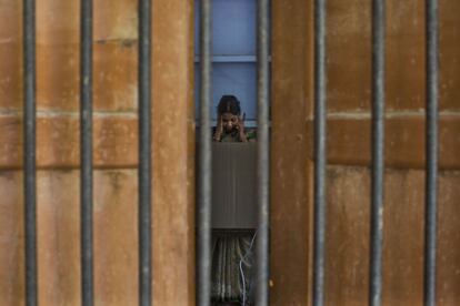 Una mujer momentos antes de votar en Varanasi (India).