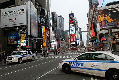 La policía de Nueva York sigue en alerta tras el incidente con el coche lleno de material explosivo. Los investigadores dicen tener huellas, tomadas del vehículo. Pero aún no saben quién es el responsable de esta acción fallida