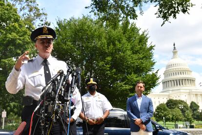 El jefe de policía del Capitolio de EE UU, Thomas Manger, comparece frente al Capitolio tras detener al sospechoso, Washington.