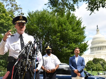 El jefe de policía del Capitolio de EE UU, Thomas Manger, comparece frente al Capitolio tras detener al sospechoso, Washington.