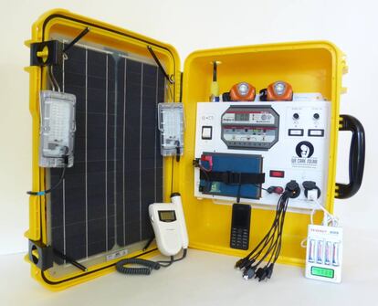 Maleta de energía solar para proveer de luz a clínicas sin acceso a electricidad.