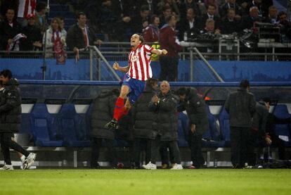 Forlán celebra un gol con el Atlético.