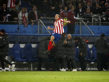 Forlán celebra un gol con el Atlético.