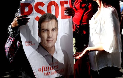 Partidarios de Pedro Sánchez concentrados ante la sede del PSOE.
