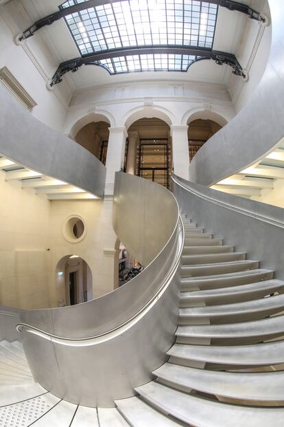 Una biblioteca. En París, a pocos metros del museo del Louvre, la Biblioteca Nacional de Francia, considerada una obra maestra del estilo ‘Beaux Arts’, ha reabierto sus puertas tras 15 años cerrada por remodelación. El espacio ha tenido una profunda transformación a manos del estudio Bruno Gaudin para hacerlo más acogedor. Esto incluye nuevas salas y rutas y una galería de cristal que une los extremos del primer piso y que ofrece una vista sobre la cúpula de la icónica sala de lectura Labrouste, cuyo nombre hace referencia al arquitecto Henri Labrouste, autor original del edificio en el siglo XIX.