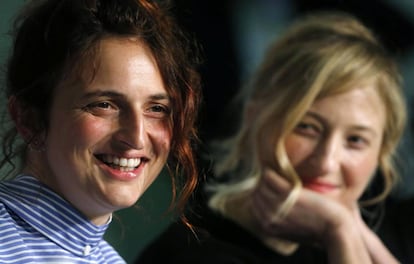 Alice Rohrwacher, a la izquierda, y su hermana Alba Rohrwacher, en la rueda de prensa en Cannes de 'Lazzaro Felice'.