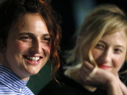 Alice Rohrwacher, a la izquierda, y su hermana Alba Rohrwacher, en la rueda de prensa en Cannes de 'Lazzaro Felice'.