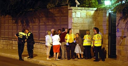 Familiares y amigos, en la puerta del chalé de Puerta de Hierro.