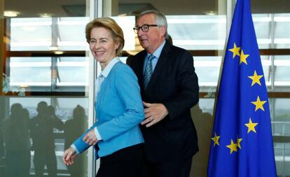 La futura presidenta de la Comisión Europea, Ursula von der Leyen, con el actual, Jean-Claude Juncker, en Bruselas.