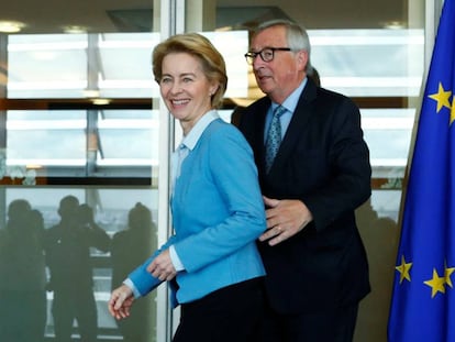 La futura presidenta de la Comisión Europea, Ursula von der Leyen, con el actual, Jean-Claude Juncker, en Bruselas.