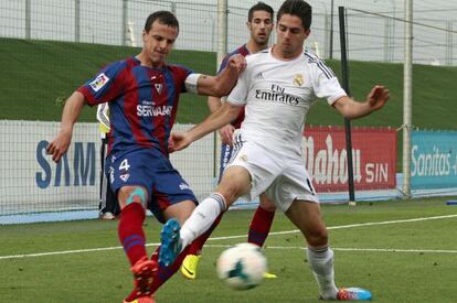 Añibarro disputa un balón a un jugador del Castilla. 