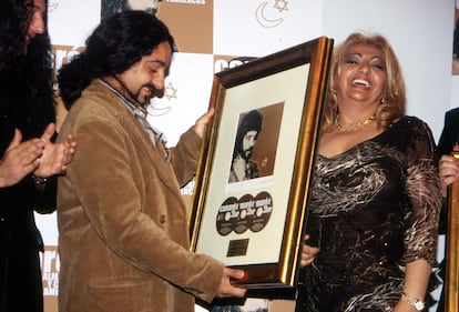 Dolores Montoya 'La Chispa' y José Monge, viuda e hijo de Camarón, reciben un disco de oro por su obra póstuma, en marzo de 2004.