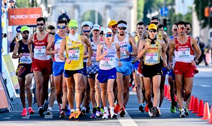 Los atletas compiten en la final masculina de 35km marcha durante el Campeonato Europeo Munich.