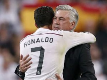 Ronaldo y Ancelotti se abrazan al finalizar el encuentro.