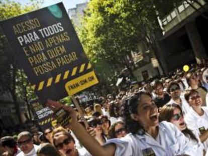Manifestantes de la plataforma de Resistencia contra la destrucción del servicio nacional de salud portugués EN solidaridad con la huelga de médicos frente al Ministerio de Salud luso en Lisboa, (Portugal). EFE/Archivo