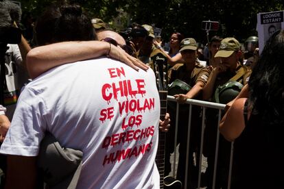 Protesta bajo el lema "La paz no puede aterrazar... ¡Porque un tirano la cegó!" de la coordinadora Víctimas Trauma Ocular, el 13 de diciembre frente al Palacio de la Moneda de Santiago de Chile.