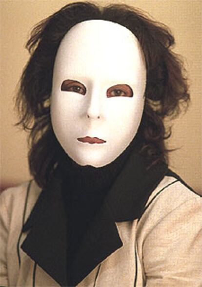 Souad, autora de Quemada viva, con una máscara para proteger su identiad.