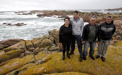 Esther Castro, Ivan Tajes Castro, Juan José Quiza Carril y Roberto Castro (de izda a dcha), percebeiros de Santa Mariña, que limpiaron chapapote. Fotografiados en la zona de Pelouro, Costa da Morte.