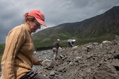 Duas mulheres selecionam pedras de cromita no topo das montanhas Bulqizë. Muitas esposas de mineiros trabalham duro em todas as condições climáticas para ajudar no sustento de suas famílias.